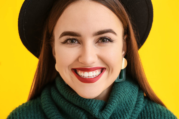 Щаслива молода жінка на кольоровому фоні
 - Фото, зображення