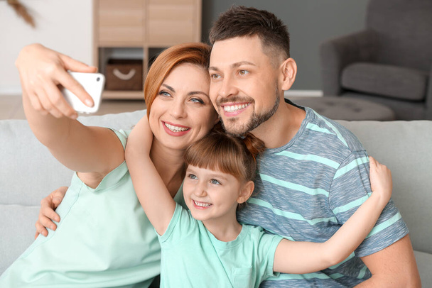Famiglia prendere selfie a casa
 - Foto, immagini