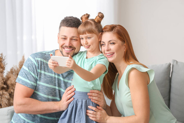 Aile alarak selfie evde - Fotoğraf, Görsel