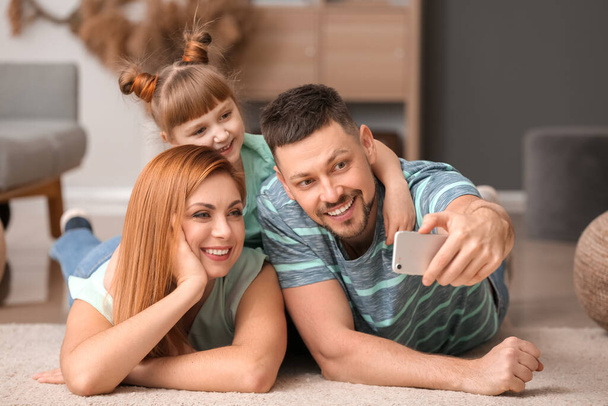 családi véve selfie otthon - Fotó, kép