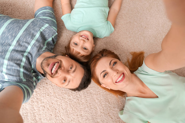 Family taking selfie at home - Foto, Imagem