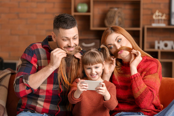 Rodzina biorąc selfie w domu - Zdjęcie, obraz