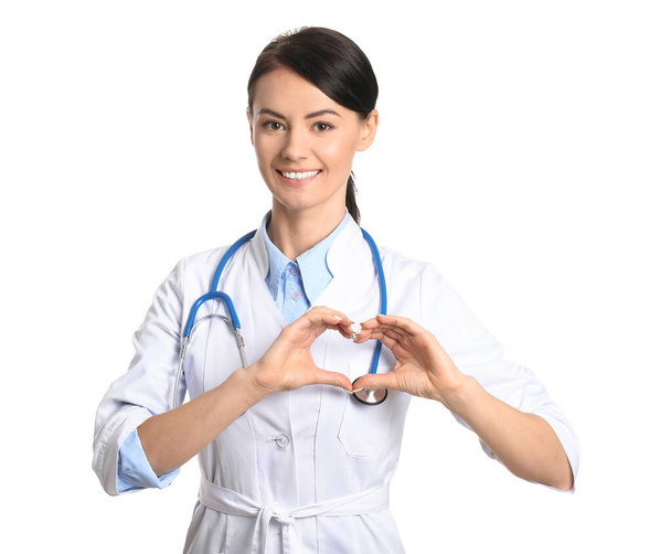 Жінка-кардіолог робить серце своїми руками на білому тлі
 - Фото, зображення