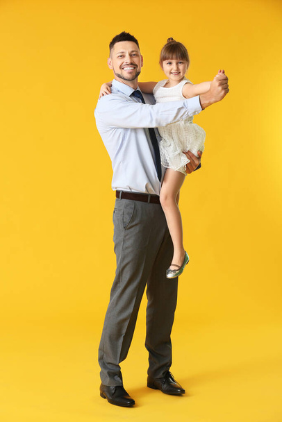 Babası ve küçük kızı renkli arka planda dans ediyorlar. - Fotoğraf, Görsel