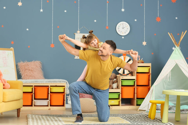 Батько і його маленька дочка танцюють вдома
 - Фото, зображення