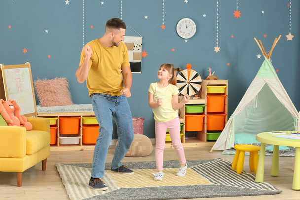 Vater und kleine Tochter tanzen zu Hause - Foto, Bild