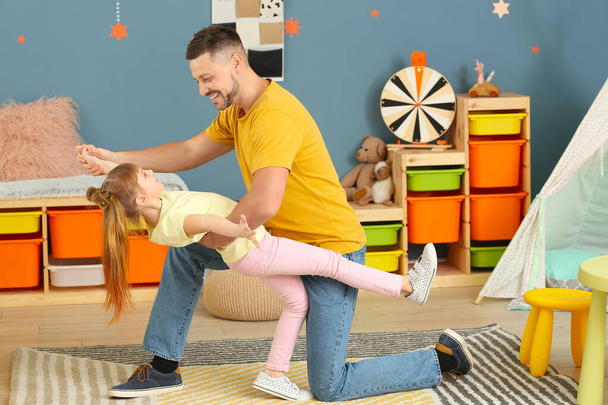 Père et sa petite fille dansent à la maison
 - Photo, image