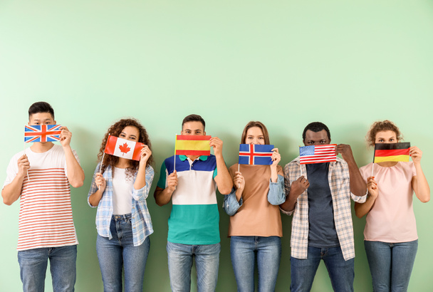 Junge Studenten der Sprachschule auf farbigem Hintergrund - Foto, Bild