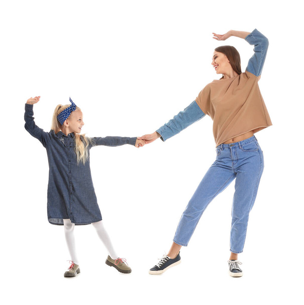 vrouw en haar dochtertje dansen tegen witte achtergrond - Foto, afbeelding