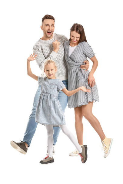 gelukkig familie dansen tegen witte achtergrond - Foto, afbeelding