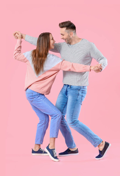 Szczęśliwa para tańczy na tle koloru - Zdjęcie, obraz
