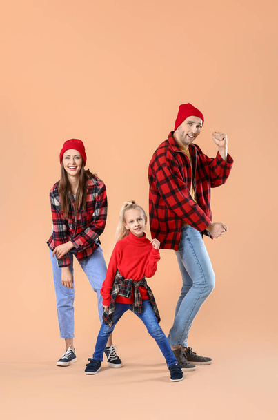 Щаслива сім'я танцює на кольоровому фоні
 - Фото, зображення