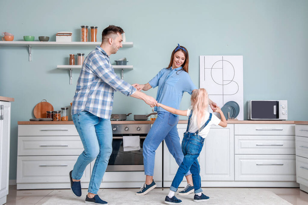 glückliche Familie tanzt in der Küche - Foto, Bild