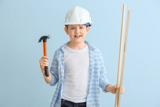 Симпатичный маленький строитель на цветном фоне
 - Фото, изображение