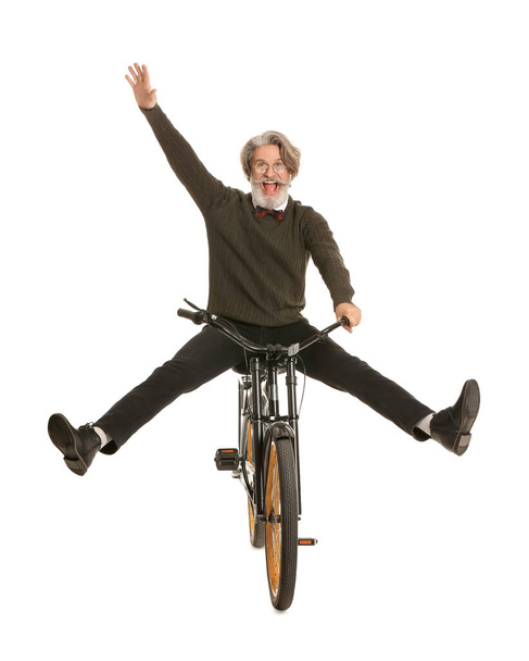 Beyaz arka planda bisikleti olan mutlu yaşlı bir adam. - Fotoğraf, Görsel