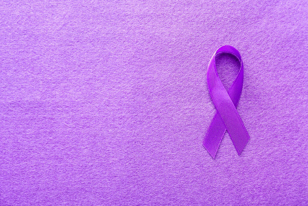 Фиолетовая лента на цветном фоне. Концепция домашнего насилия
 - Фото, изображение