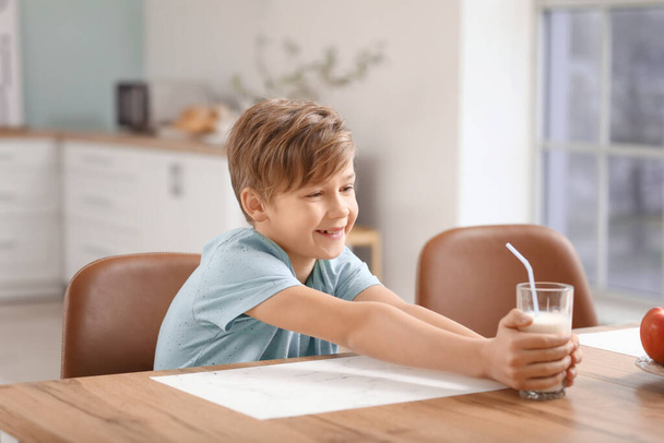 Little boy with milk in kitchen - Zdjęcie, obraz