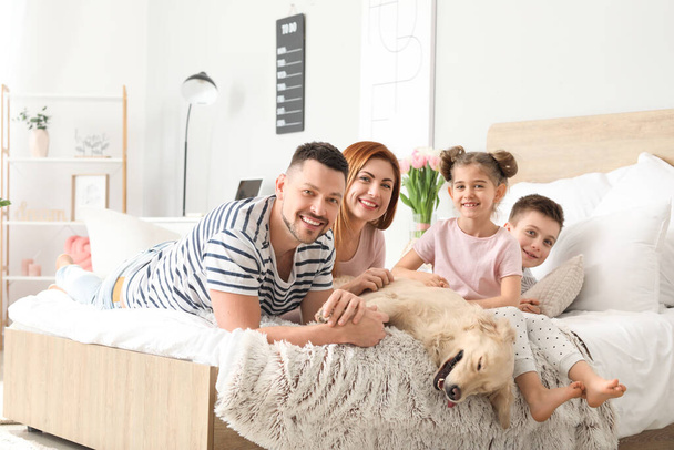Szczęśliwa rodzina z psem w sypialni w domu - Zdjęcie, obraz