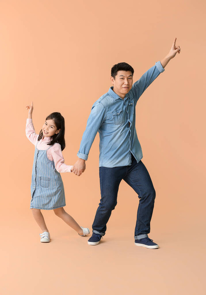 feliz asiático hombre y su poco hija en color fondo
 - Foto, Imagen