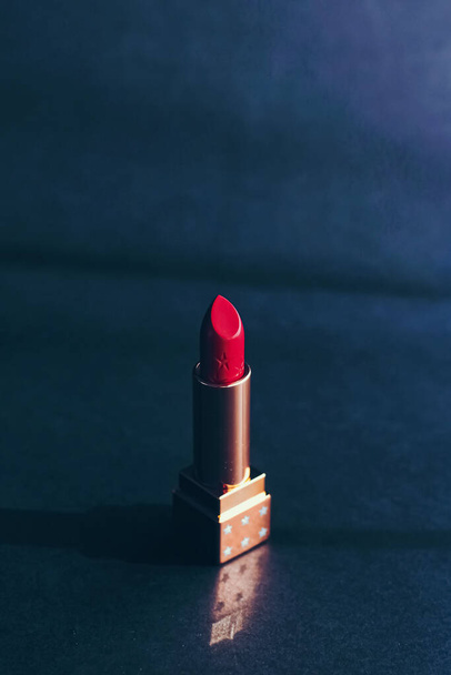 Červená rtěnka jako prémiový kosmetický výrobek, make-up a kosmetika - Fotografie, Obrázek