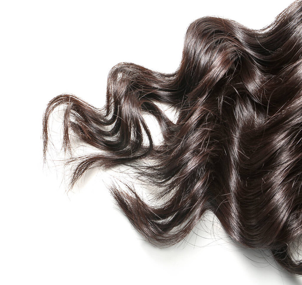 Krásné dlouhé kudrnaté vlasy na bílém pozadí - Fotografie, Obrázek