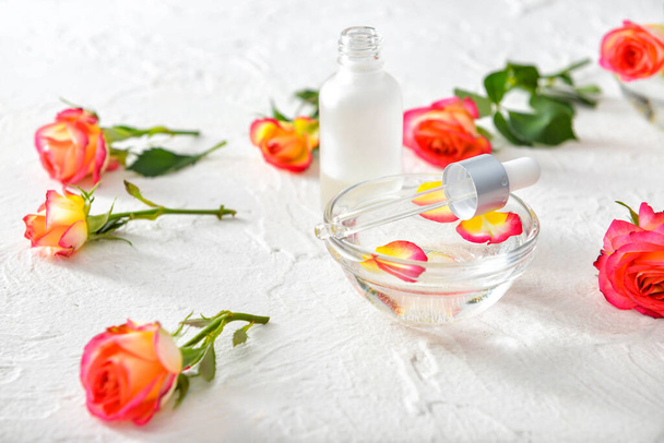 Etherische olie van roos op witte achtergrond - Foto, afbeelding