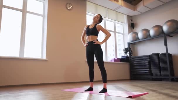 4x cámara lenta de vídeo de Hermosa mujer joven haciendo ejercicio y estiramiento en el interior
 - Metraje, vídeo