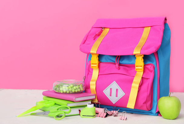 Okul çantası ve kırtasiye malzemeleri masanın üstünde. - Fotoğraf, Görsel