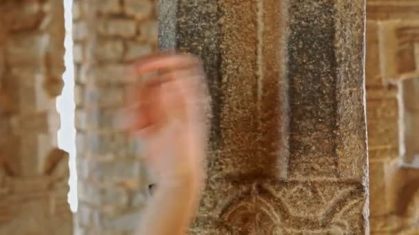 Toeristen kloppen op oude gekleurde kolom als oude traditie - Video