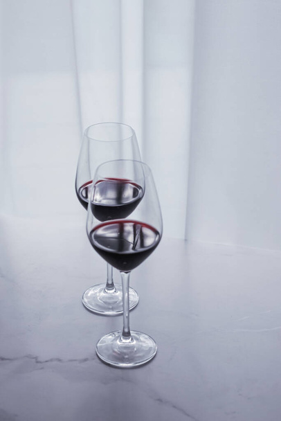Dos copas de vino tinto, producto de bebida orgánica
 - Foto, Imagen