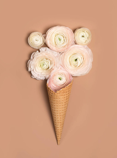 Delicate white flowers in a waffle Cup. Flatley layout. The view from the top. - Foto, afbeelding