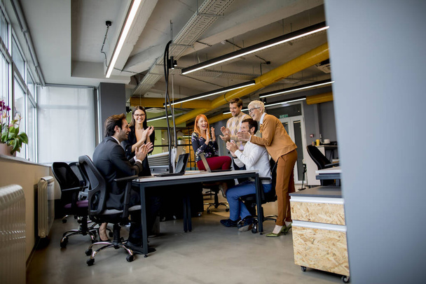 Grupa ludzi biznesu pracujących w nowoczesnym biurze - Zdjęcie, obraz