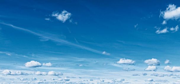 Céu azul brilhante com nuvens, natureza e ambiente
 - Foto, Imagem