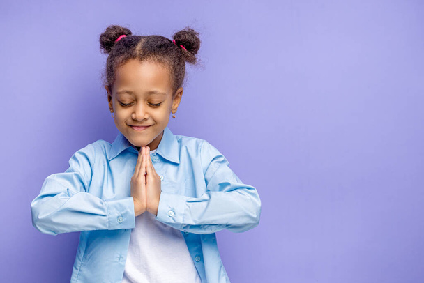 calm positive child with joined hands - Zdjęcie, obraz