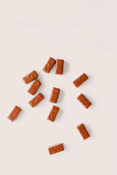 Melk chocolade snoepjes geïsoleerd op witte achtergrond, zoet eten en dessert - Foto, afbeelding