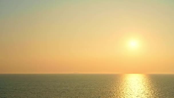 Prachtige tropische natuur van zee strand oceaan bij zonsondergang of zonsopgang tijd voor vrije tijd reizen en vakantie - Video