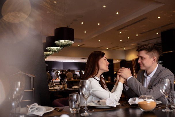beautiful couple on a date in rich restaurant - Foto, afbeelding