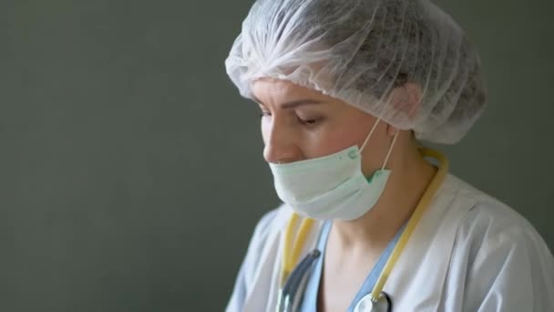 Female doctor working at office desk - Πλάνα, βίντεο