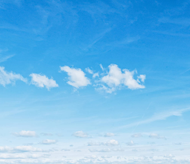 Φωτεινό γαλάζιο ουρανό με σύννεφα, φύση και περιβάλλον - Φωτογραφία, εικόνα