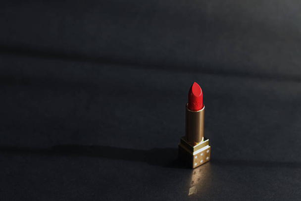 プレミアム美容製品、化粧品として赤い口紅 - 写真・画像