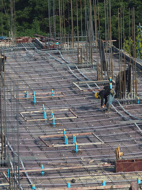 Mužští dělníci svázat železo připravit nalít betonovou podlahu, Stavební Post Tension - Fotografie, Obrázek