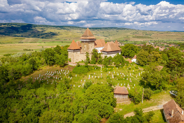 Eine der wichtigsten Touristenattraktionen Rumäniens ist die Wehrkirche in Viscri, Siebenbürgen - Foto, Bild