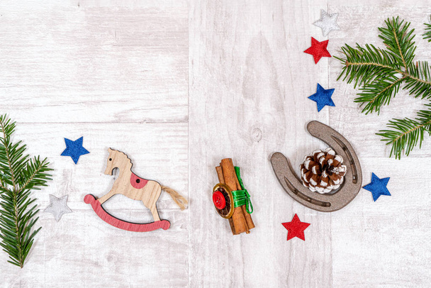 Hoefijzer en paard decoratie voor Kerstmis op een effen achtergrond - Foto, afbeelding