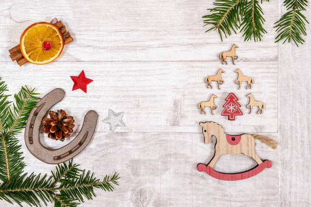 Houtpaard en hoefijzer Kerstversiering voor manege - Foto, afbeelding