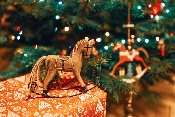 Játék ló dekoráció alatt egy karácsonyfa - Fotó, kép
