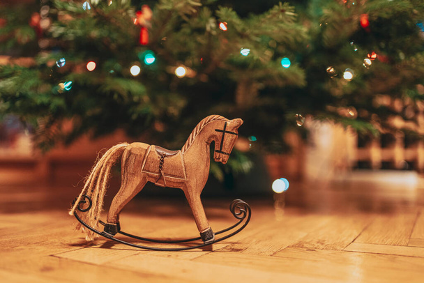 Hout paard Kerst decoratief onder een kerstboom - Foto, afbeelding