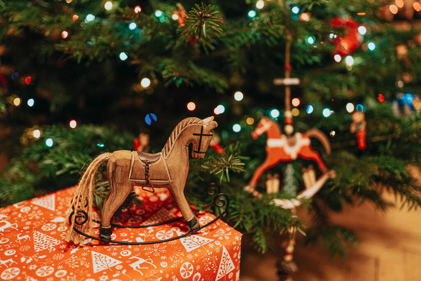 Χριστουγεννιάτικες διακοσμήσεις αλόγων από ξύλο και τυλιγμένο presen - Φωτογραφία, εικόνα