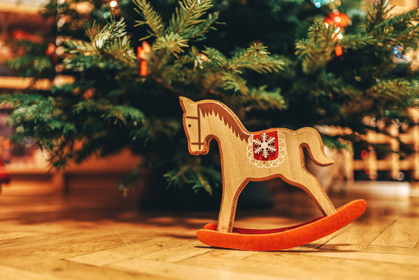Pohlednice s výzdobou dřevěných koní a přírodními vánočními stromky - Fotografie, Obrázek