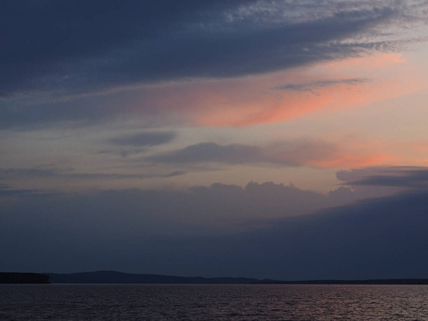 Západ slunce. Na velké řece. Nádherná obloha. Summer. Rusko, Ural, Perm region - Fotografie, Obrázek