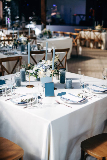 Kaunis häät pöydän koristelu ja sisustus kynttilöillä sinisellä tyylillä
 - Valokuva, kuva